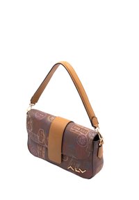 Braune Handtasche mit einem gemusterten Design, ausgestattet mit einem beigefarbenen Lederklappen und -riemen. Sichtbare goldene Hardwareakzente. Rechteckige Form.