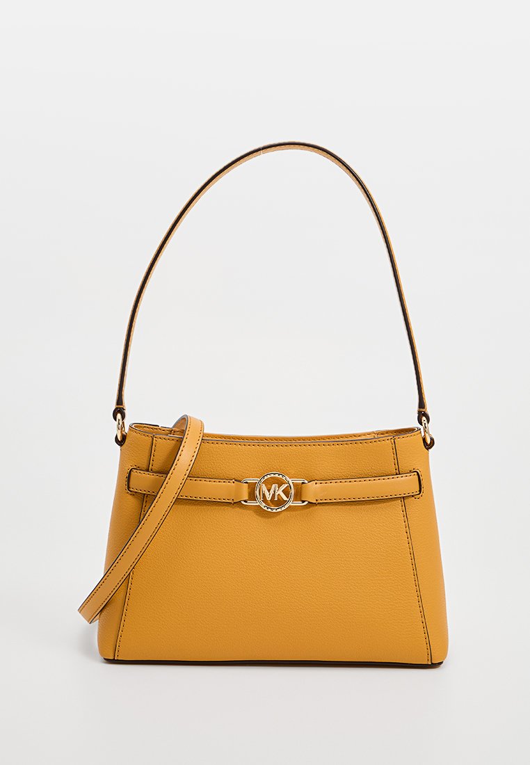 Geel leren handtas met een enkele schouderband, gouden hardware en een logoaccent in het midden. Gladde textuur, rechthoekige vorm.