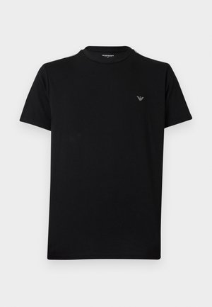 Crna majica kratkih rukava s okruglim izrezom i malim bijelim Emporio Armani logotipom na lijevoj strani prsa, na jednobojnoj pozadini.