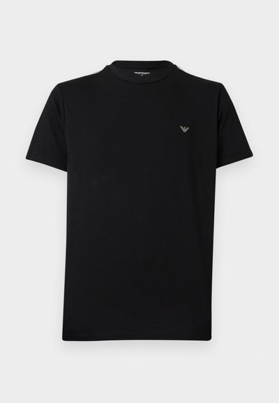Μαύρο κοντομάνικο T-shirt με στρογγυλή λαιμόκοψη και μικρό λευκό λογότυπο Emporio Armani στο αριστερό στήθος, σε απλό φόντο.