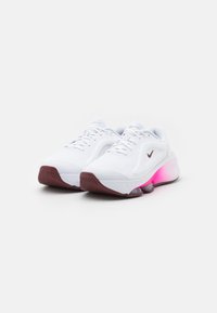 Nike Performance VERSAIR - Treeningjalatsid - white/dark team red/fierce pink/metallic silver/photon dust