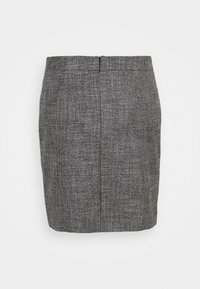 Falda de lápiz gris en una tela texturizada con un sutil patrón de cuadros, con cremallera trasera y un diseño de corte recto.