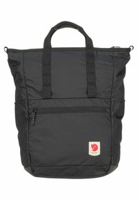 Sac en nylon noir avec poignées supérieures doubles, poche avant zippée et patch logo. Possède une texture douce et une forme rectangulaire.
