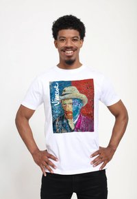 Bílý bavlněný tričko s barevným, texturovaným potiskem portrétu Vincenta van Gogha. Design obsahuje syté barvy a detaily štětcových tahů.