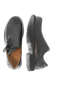 Schwarze Lederschuhe mit einer runden Zehenform, Schnürverschluss, glatter Textur und niedrigem Absatz. Das Innere ist mit tanfarbenem Futter und Markenkennzeichnung ausgestattet.