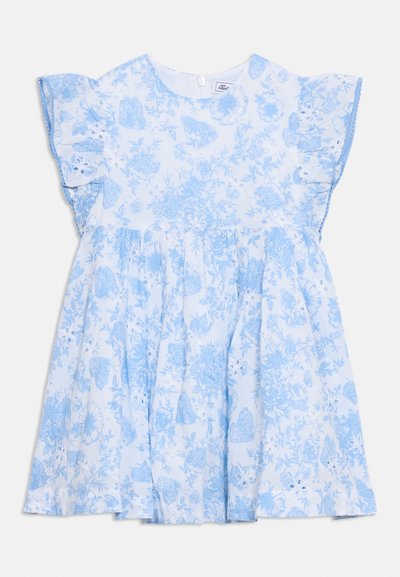 Vestito da ragazza azzurro chiaro e bianco con motivo floreale, maniche corte arricciate e dettagli di ricamo a occhiello.