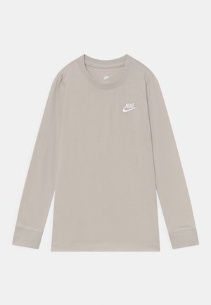 Beige langærmet Nike trøje med rund hals og hvidt Nike-logo på venstre bryst, vist fladt på hvid baggrund.