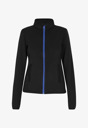 Sort jakke med høj krave, fuld blå lynlås og to sidelommer. Har en glat tekstur og lange ærmer.