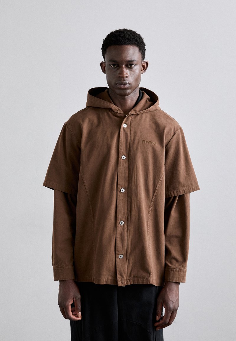 Han Kjøbenhavn HOODED LAYERED - Camisa - brown