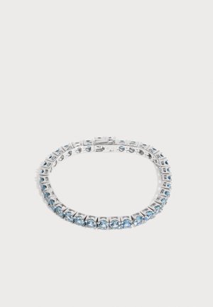 Silbernes Armband mit einer Reihe von runden hellblauen Edelsteinen, die in quadratischen Gliedern auf weißem Hintergrund gefasst sind.