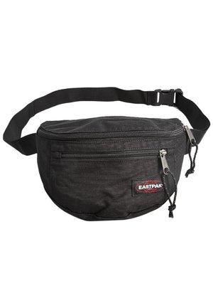 Czarna nerka Eastpak z dwoma zamykanymi na zamek kieszeniami i regulowanym paskiem z plastikową klamrą.