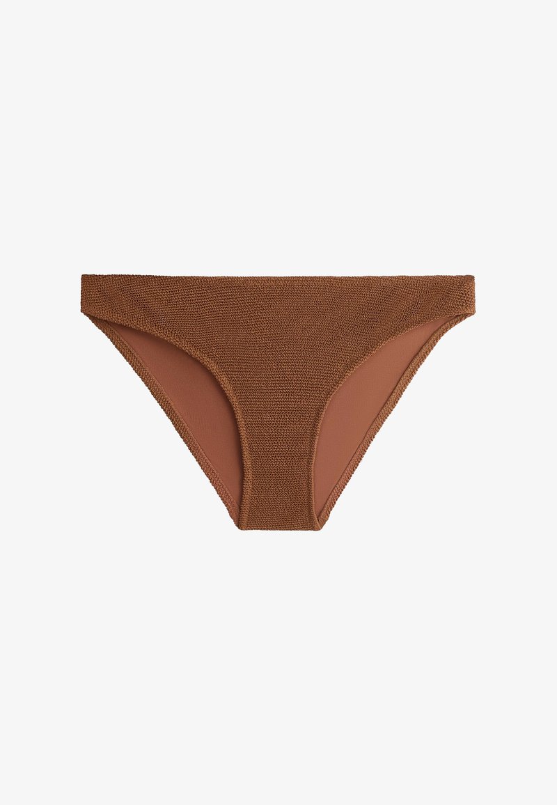 Bas de bikini marron texturé avec un design simple, sans couture et des ouvertures de jambe taille haute sur fond blanc.