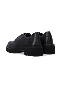 Zwarte leren schoenen met een ronde neus, vetersluiting en een dikke zool met een gestructureerd loopvlak. Gladde afwerking, minimale details.