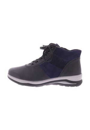 Zwarte en marineblauwe high-top sneakers met een glad leren buitenkant, suède accenten, ronde neus en rubberen zool. Voorzien van oogjes en veters voor sluiting.