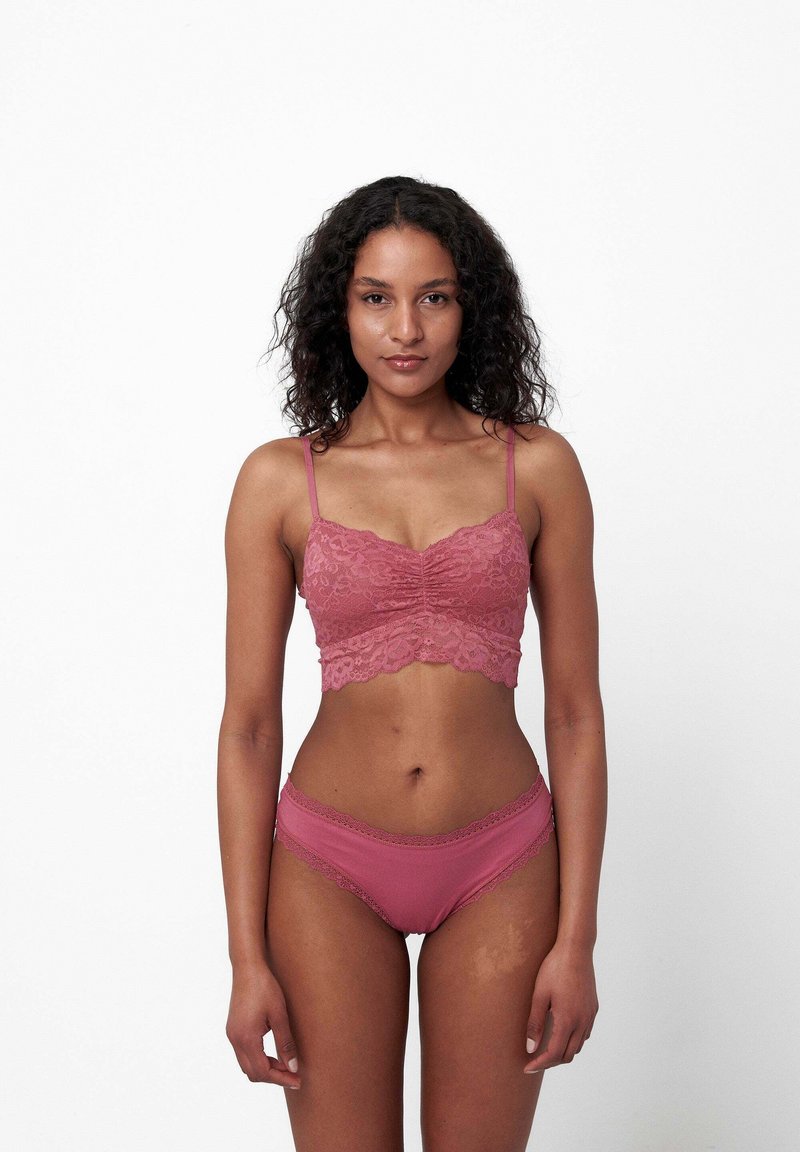 Spitzen-Bralette und passendes Slips-Set in staubigem Rosa. Verfügt über dünne verstellbare Träger, gewellten Kanten und ein strukturiertes Blumenmuster. Glatter Sitz.