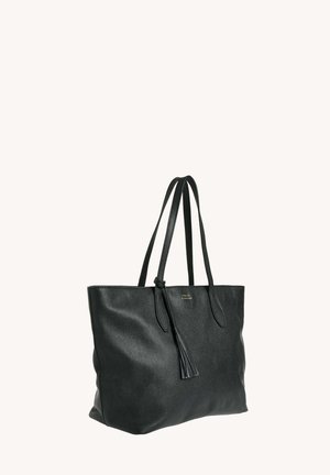 Sac fourre-tout en cuir noir avec une finition texturée, forme allongée, deux poignées et un accent de charme. Design simple et fonctionnel.