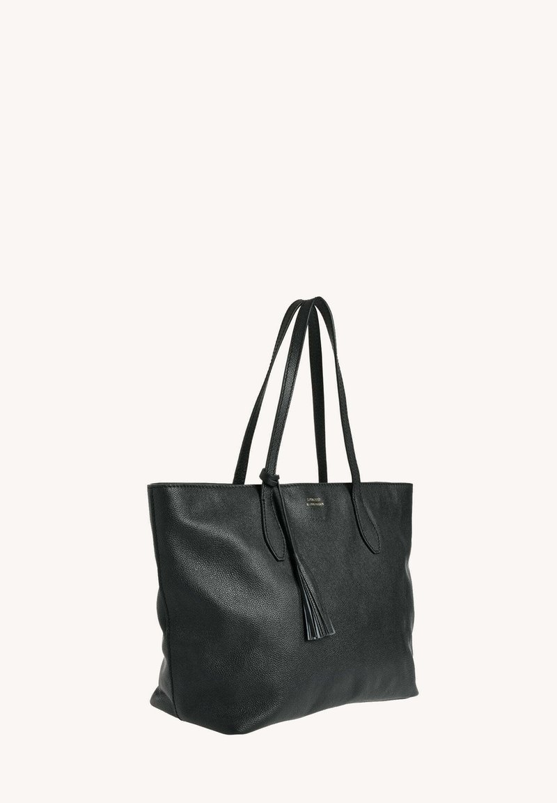 Sac fourre-tout en cuir noir avec une finition texturée, forme allongée, deux poignées et un accent de charme. Design simple et fonctionnel.