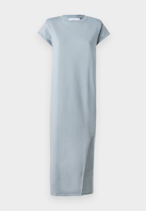 Vestido de algodón azul claro con escote redondo, mangas cortas y una abertura lateral hasta el muslo. Textura suave, diseño hasta los tobillos.
