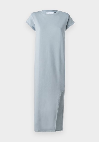 Vestido de algodón azul claro con escote redondo, mangas cortas y una abertura lateral hasta el muslo. Textura suave, diseño hasta los tobillos.