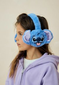 Niebieskie pluszowe nauszniki mają wzór postaci Stitch z dużymi uszami, czarnym przeszyciem dla szczegółów twarzy i miękką, puszystą teksturą.