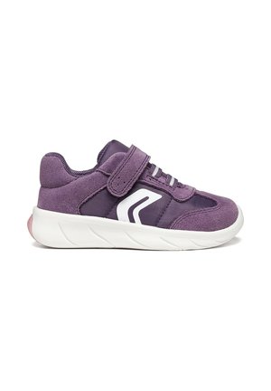 Scarpa da ginnastica viola per bambini con suola bianca, cinturino in velcro, tomaia in mesh e suede e dettaglio logo bianco sul lato.