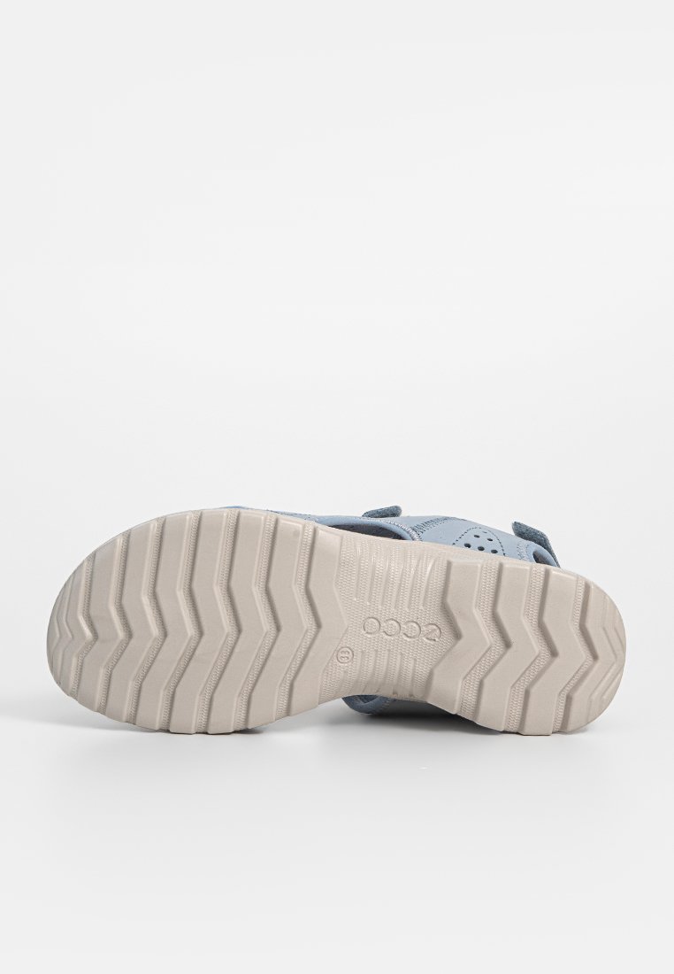 Hellblaue Sandale mit strukturiertem Obermaterial und Perforationen. Verfügt über eine weiße Gummisohle mit einem Zickzackprofil für besseren Halt.