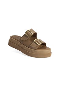 Tanskleurige platform sandalen met twee brede banden, gouden gespen en een gestructureerde rubberen zool. Heeft een gladde afwerking en een ronde neus.