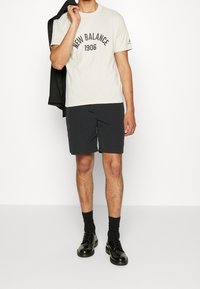 New Balance T-shirt med print - mottled light grey