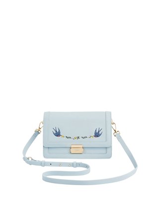 Svetlomodrá kožená kabelka cez rameno s nastaviteľným remienkom, zlatou sponou a vyšívaným motívom modrých vtákov a kvetov na prednom preklope.