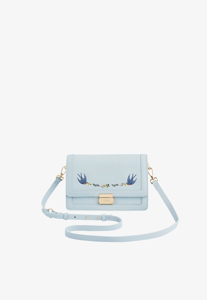Lichtblauwe leren crossbodytas met verstelbare riem, gouden gesp en geborduurde blauwe vogels en bloemmotief op de voorflap.