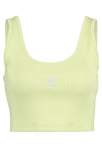 Żółta, prążkowana bluzka crop top z szerokimi ramiączkami i okrągłym dekoltem. Z przodu znajduje się małe białe logo Adidas.