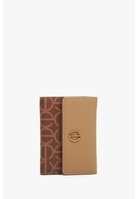 Bifold-portemonnee van tan leren materiaal, met een gestreepte bruine zijkant, gouden hardwareaccenten en een cirkelvormig logo aan de voorkant.
