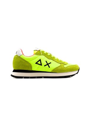 Sneaker in suede e tessuto verde lime con dettagli neri, tallone bianco e suola texturizzata, caratterizzata da un logo visibile di lato.