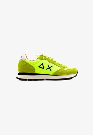 Sneaker in suede e tessuto verde lime con dettagli neri, tallone bianco e suola texturizzata, caratterizzata da un logo visibile di lato.