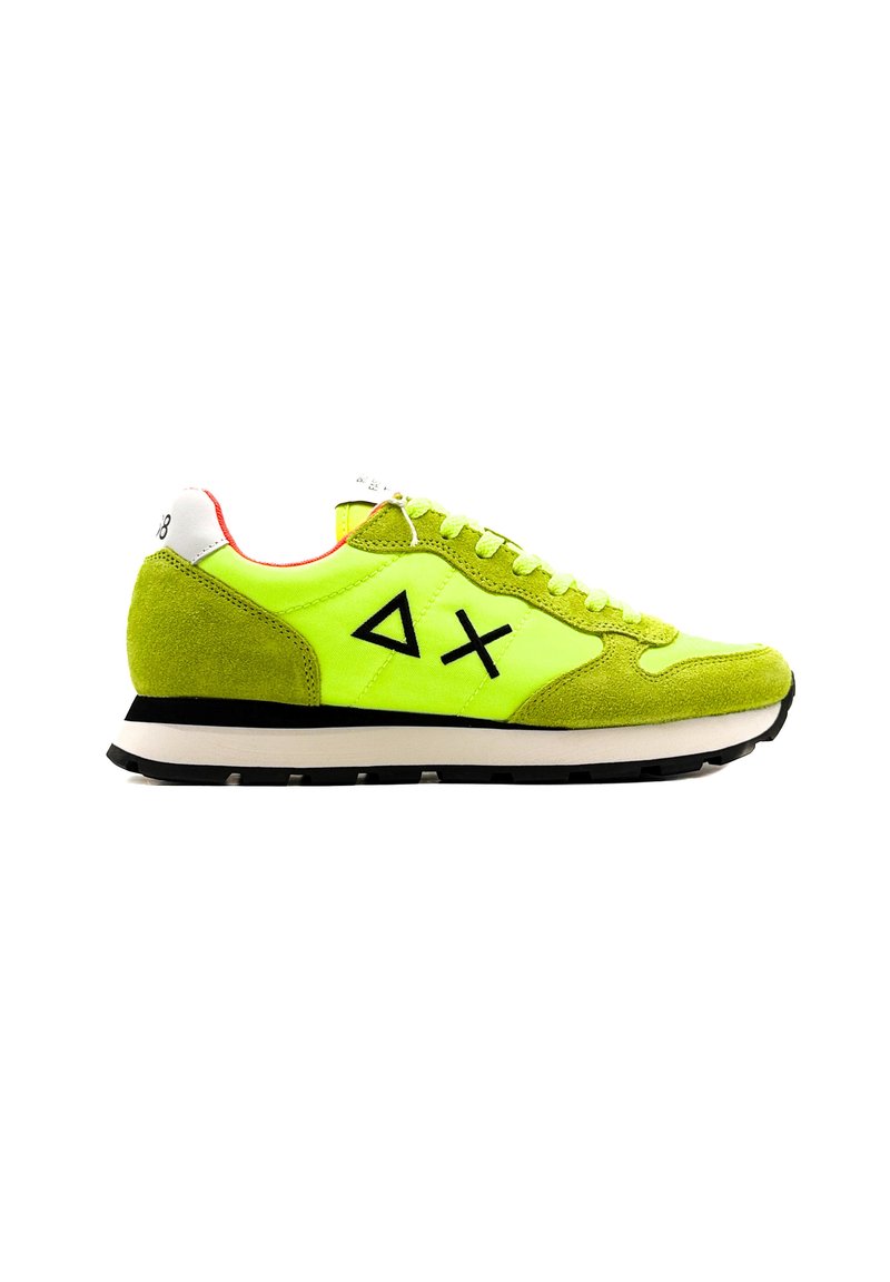 Sneaker in suede e tessuto verde lime con dettagli neri, tallone bianco e suola texturizzata, caratterizzata da un logo visibile di lato.