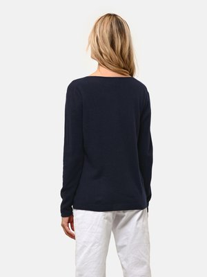 Granatowy sweter wykonany z miękkiego materiału, z długimi rękawami i luźnym krojem. Widok z tyłu podkreśla prostą, okrągłą szyję.
