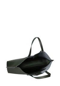 Sac en cuir vert avec un haut ouvert, doté d'une poche intérieure zippée, de poignées plates et d'une texture lisse.