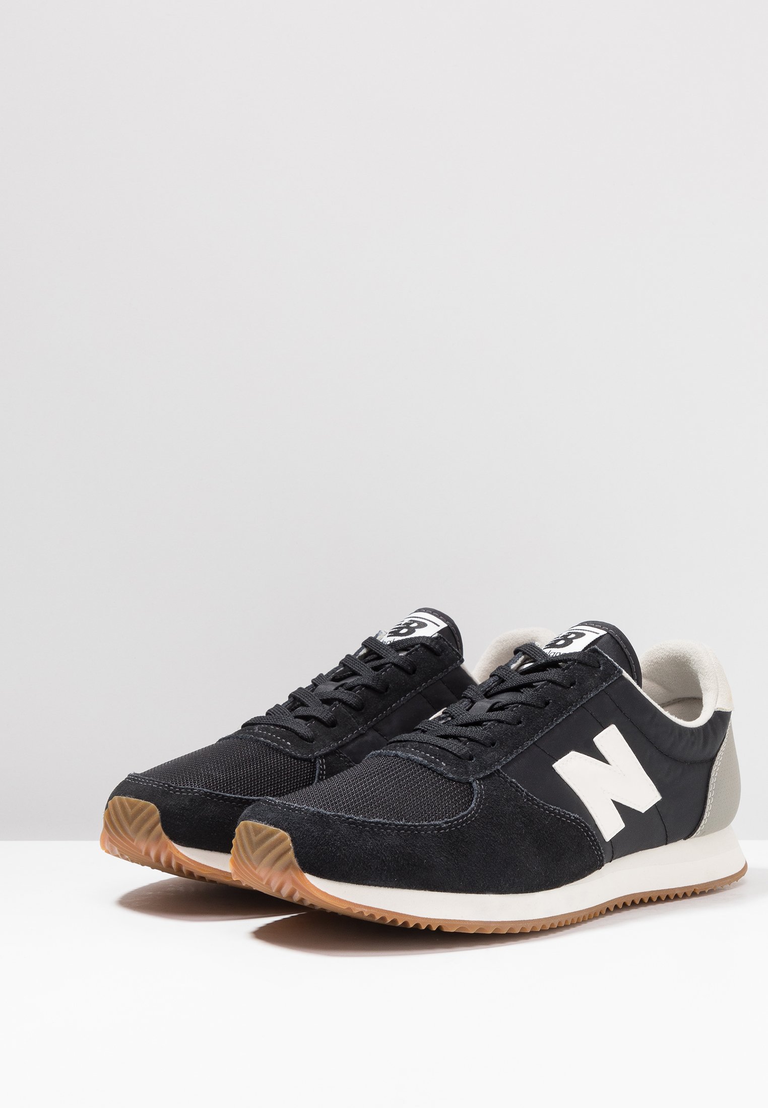 new balance u220 trainers