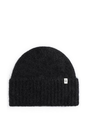 Schwarze gestrickte Beanie-Mütze mit umgeschlagenem Bund und kleinem weißen angenähtem Etikett an der Seite.