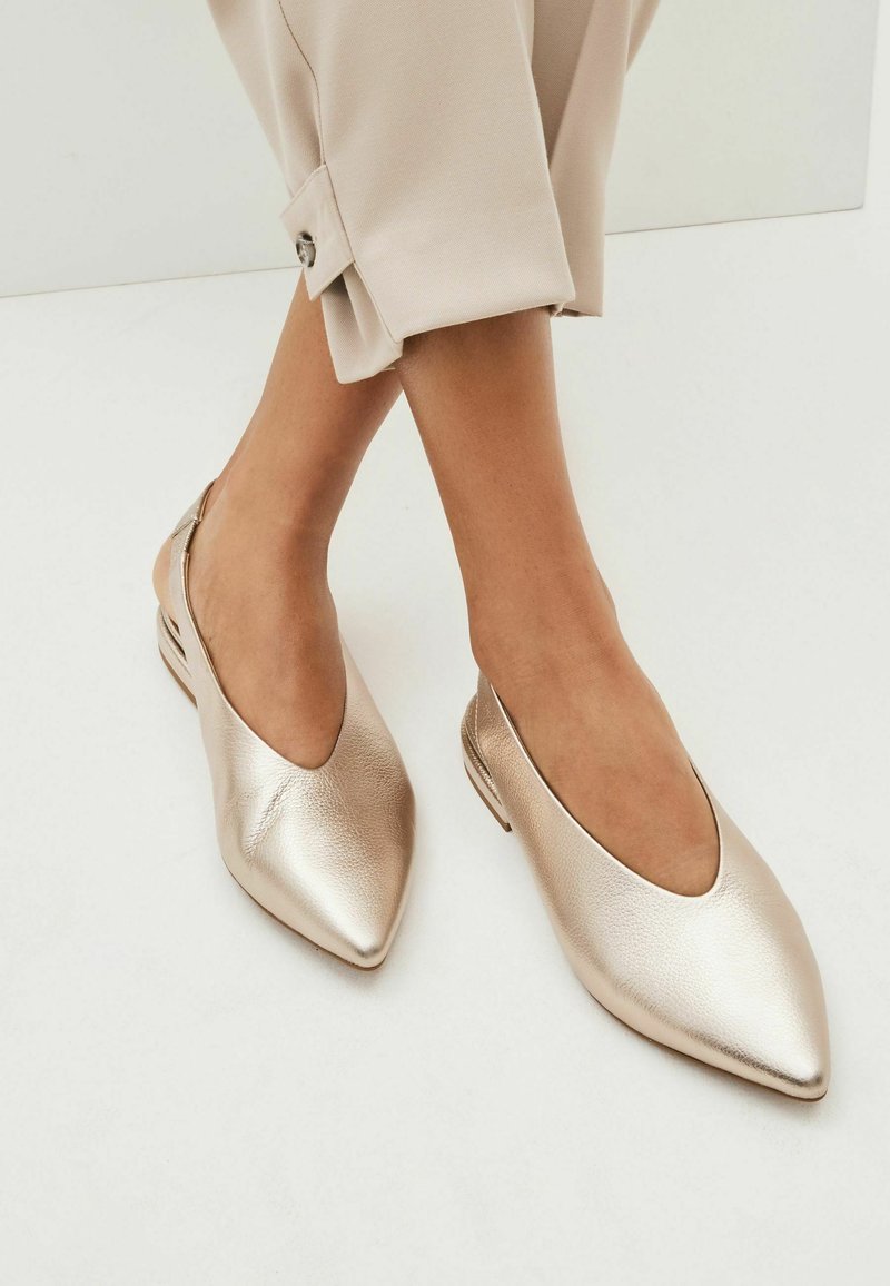 Next FOREVER COMFORT® LEATHER FLAT SLINGBACKS - Baleríny s otevřenou patou - gold