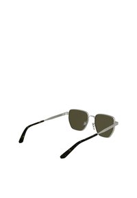 Occhiali da sole in metallo con montatura argento, lenti scure quadrate e aste a motivo tartaruga. Presentano un ponte sottile e punte delle aste flessibili.