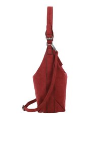Rode suède schoudertas met een enkele verstelbare schouderriem, hoekige vorm, contrasterende stiksels en een gestructureerde afwerking.