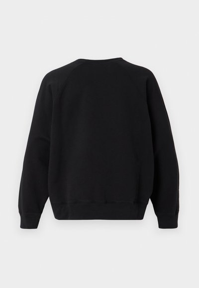 Černá mikina s dlouhým rukávem s žebrovanými manžetami a lemem, zobrazena zezadu na jednobarevném bílém pozadí.