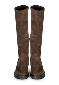 Bottes montantes en daim marron avec une semelle plate en caoutchouc noir et une fermeture éclair latérale pour un enfilage facile ; texture lisse et design simple.