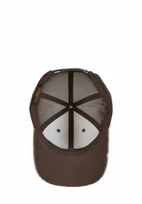 Bruine trucker pet met een stevig stoffen voorkant, mesh achterkant en een gebogen rand. Het interieur heeft een effen witte voering en een donkere knop op de kroon.