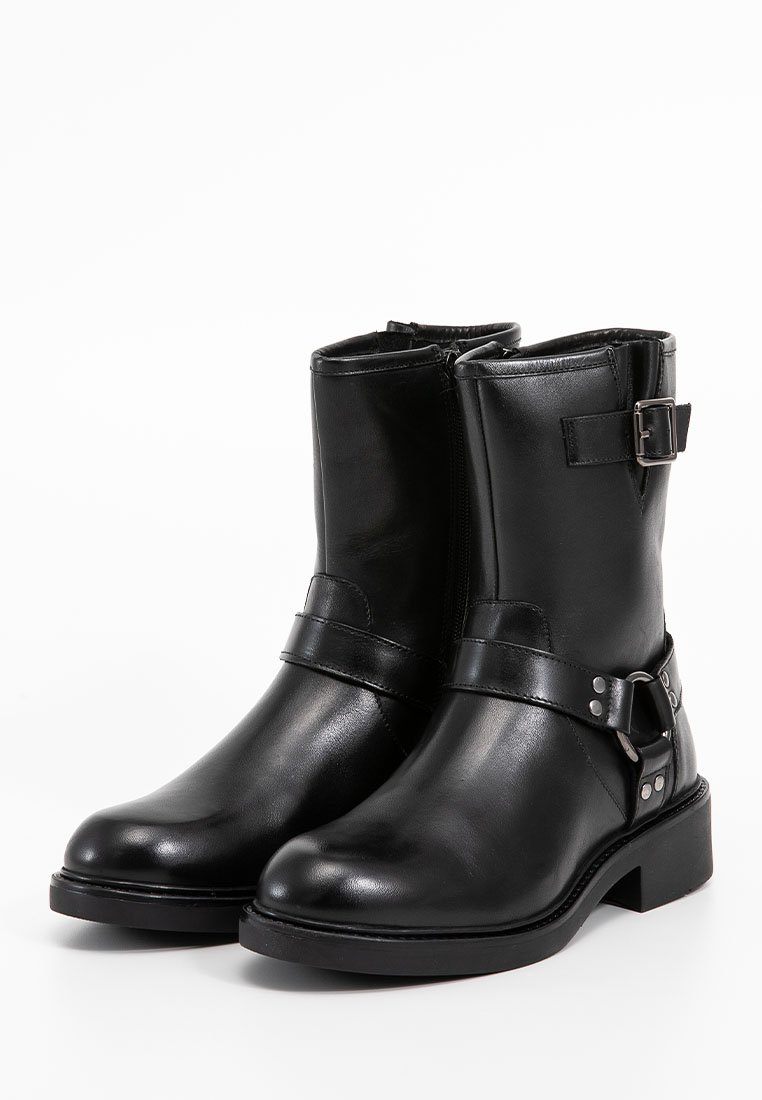 Schwarze Leder-Stiefel mit rundem Zehenbereich, seitlichem Reißverschluss und einem dekorativen Riemen mit metallischen Akzenten und Schnallendetails.