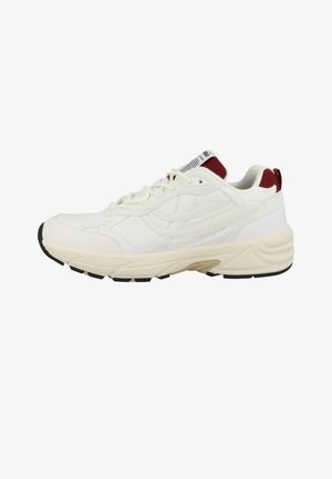 Bílý sportovní teniska s krémovou podrážkou, vínovými detaily na patě a jazyku, prošívanými prvky a černým protišmykovým vzorem na podrážce, pohled ze strany.