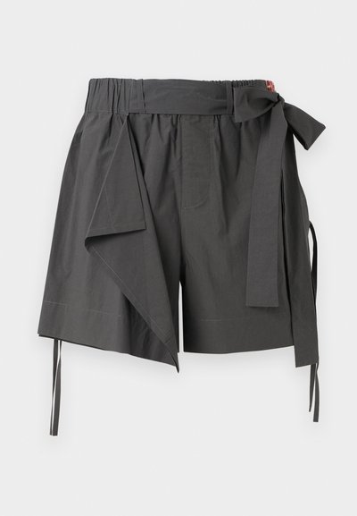 Pantaloncini grigio carbone con vita alta elastica, pannello di tessuto a strati asimmetrici e cintura annodata sul lato destro.