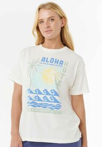 Camiseta de manga corta color crema con un diseño gráfico colorido que presenta un sol, una palmera y olas en tonos azules, verdes y amarillos.