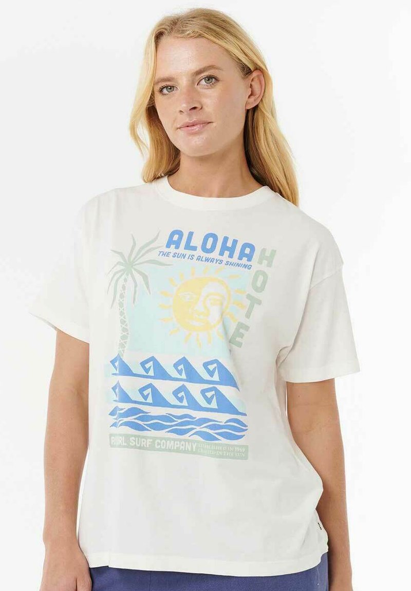 Camiseta de manga corta color crema con un diseño gráfico colorido que presenta un sol, una palmera y olas en tonos azules, verdes y amarillos.